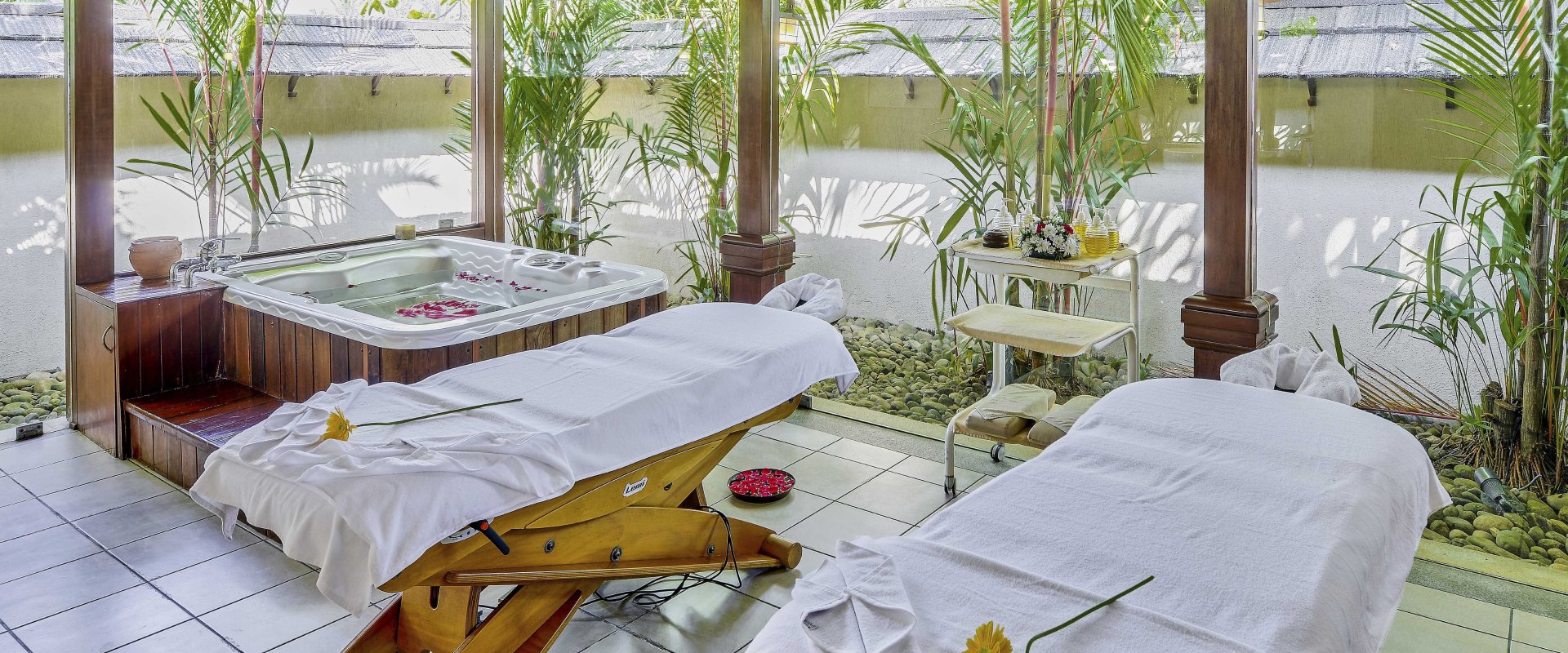 Swimming pool resorts in Blue Hill Lotus